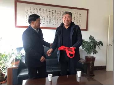 敦煌種業(yè)領(lǐng)導看望慰問公司老干部、老黨員及困難黨員職工