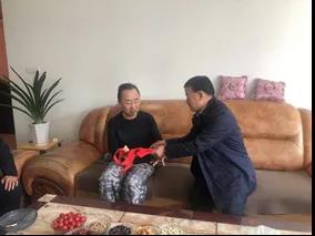 敦煌種業(yè)領(lǐng)導看望慰問公司老干部、老黨員及困難黨員職工