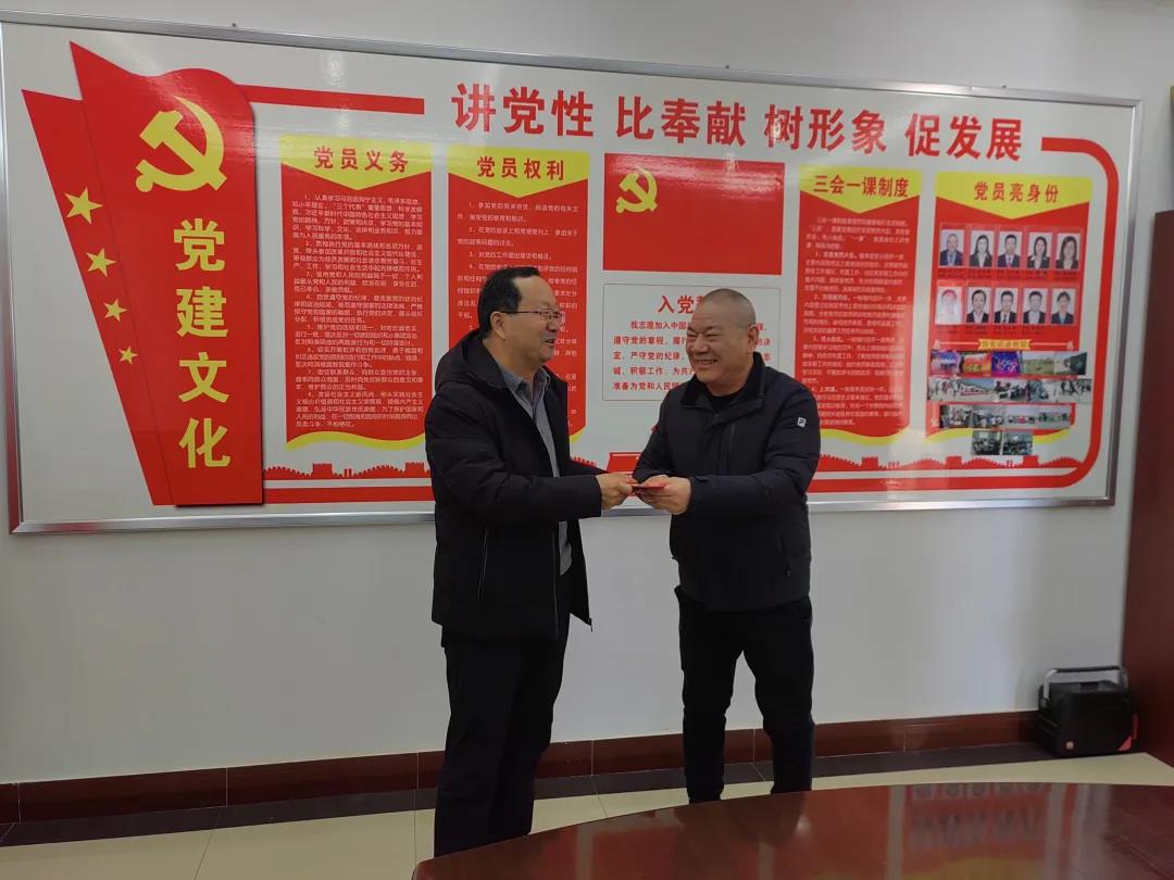 敦煌種業(yè)領(lǐng)導看望慰問公司老干部、老黨員及困難黨員職工