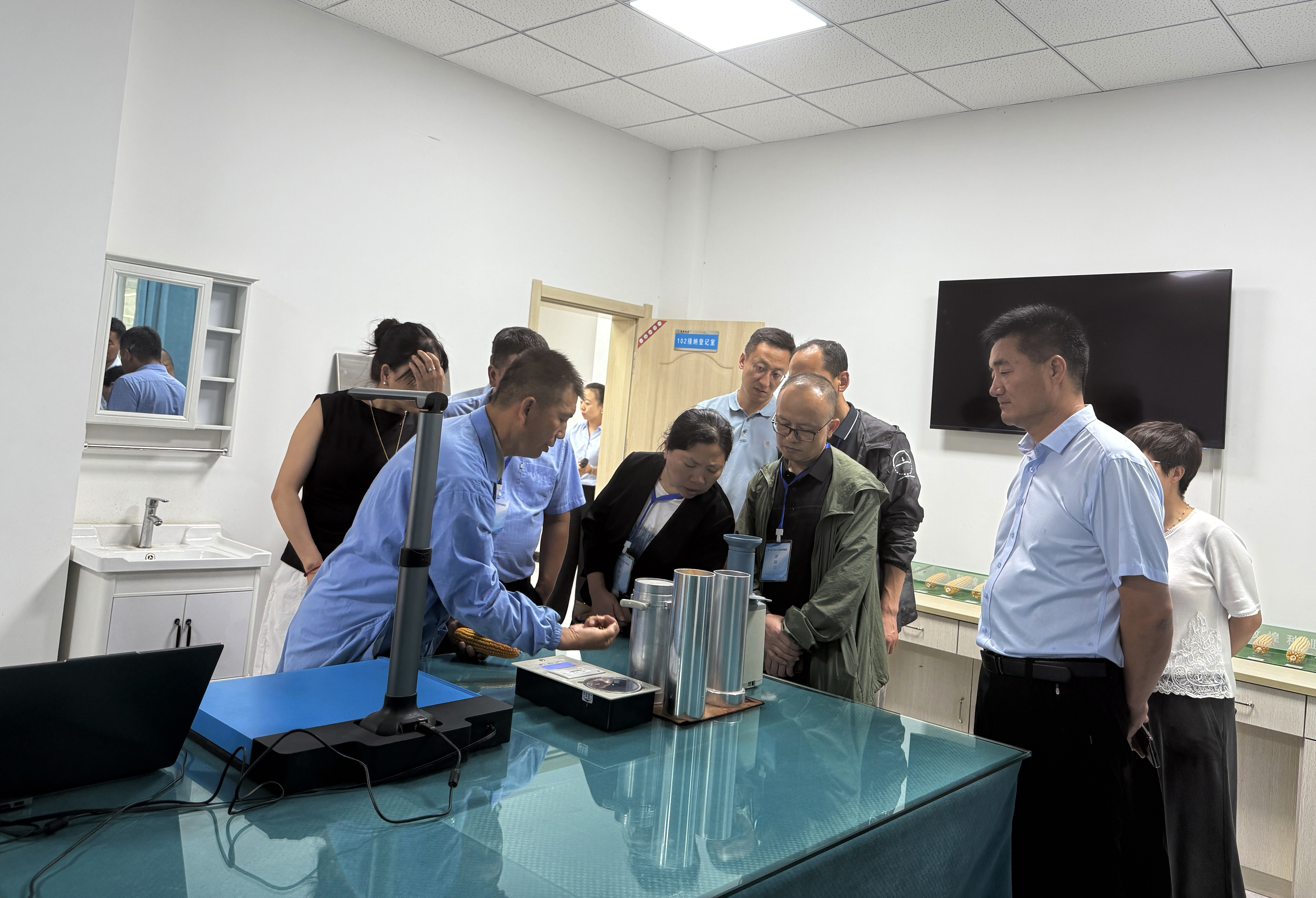 敦煌種業(yè)接受第九屆甘肅省人民政府質(zhì)量獎評審專家組現(xiàn)場評審